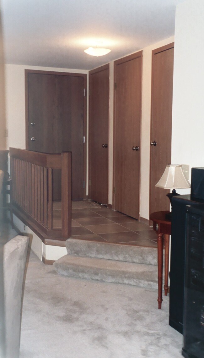 Entry and Closets - 1550 Raymond Dr
