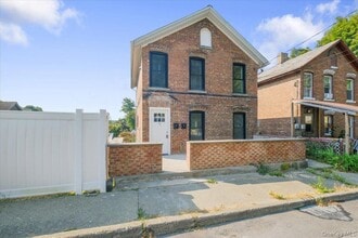 Building Photo - 9 Dubois St