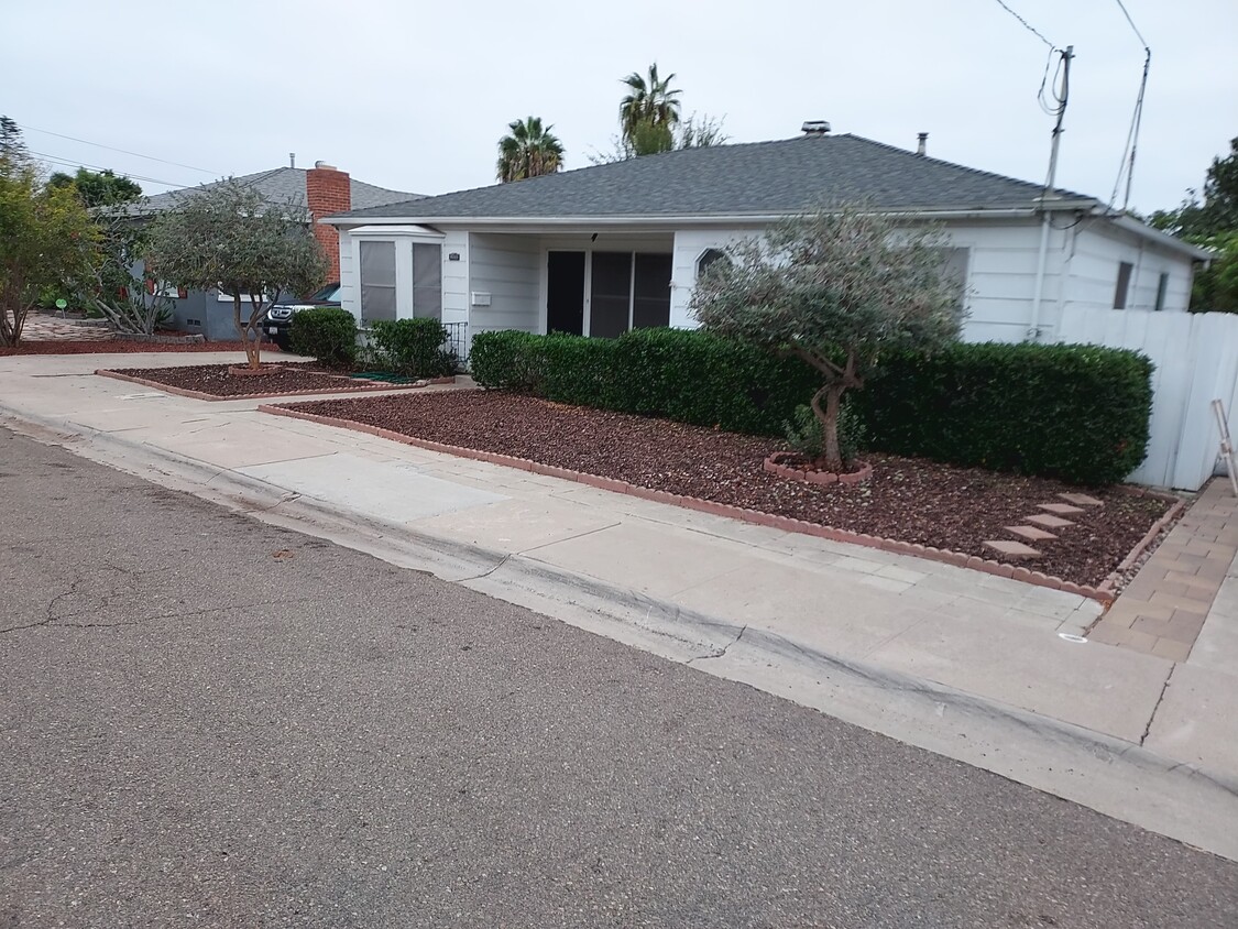 Hermosa casa con mucho estacionamiento. - 4804 Austin Dr