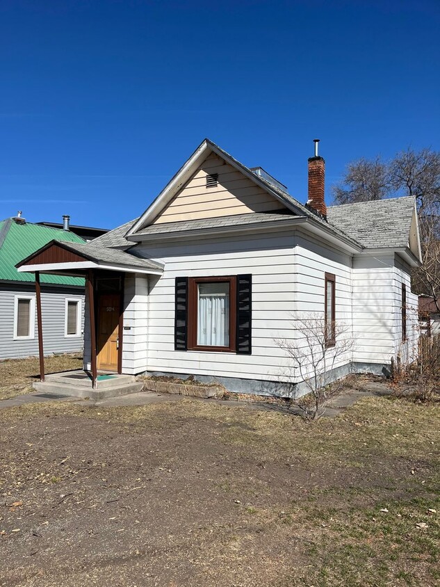Foto principal - $1,500 | Northside House | 2 Bed, 1 Bath