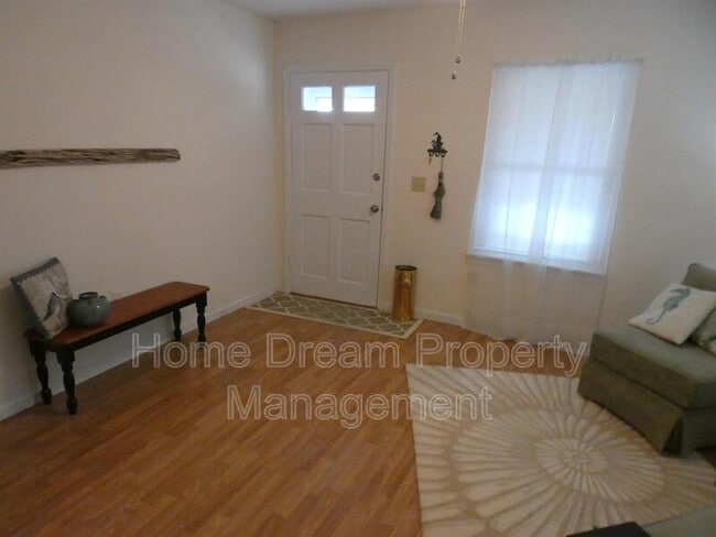 Building Photo - 930 Bryant Ave