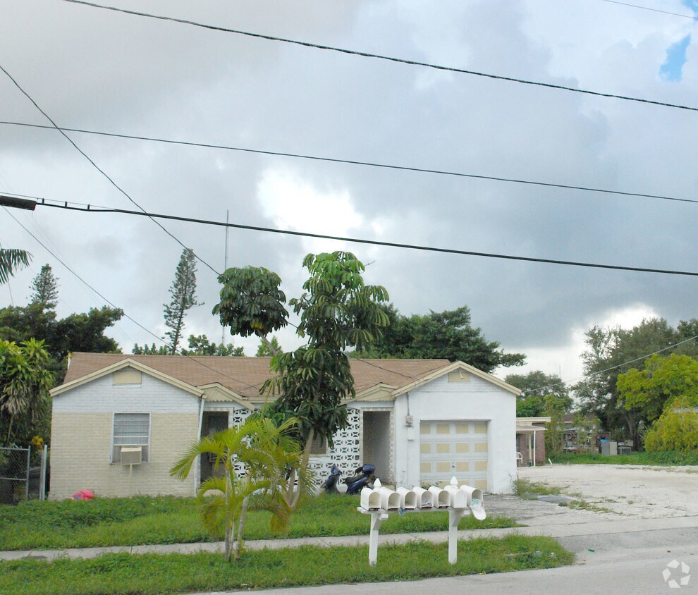 Building Photo - 5212 SW 23rd St