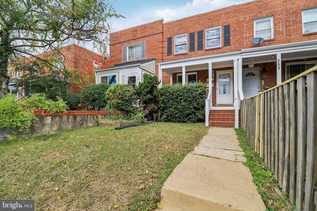 Photo - 250 Lynhaven Dr Townhome