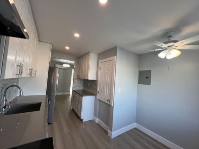 Building Photo - 61-60 69th Ln