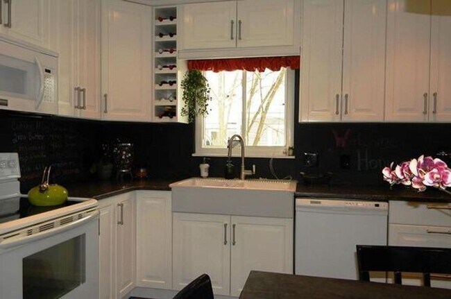 Foto del edificio - 3 Bedroom  1.5 Bath Split Level Home for R...