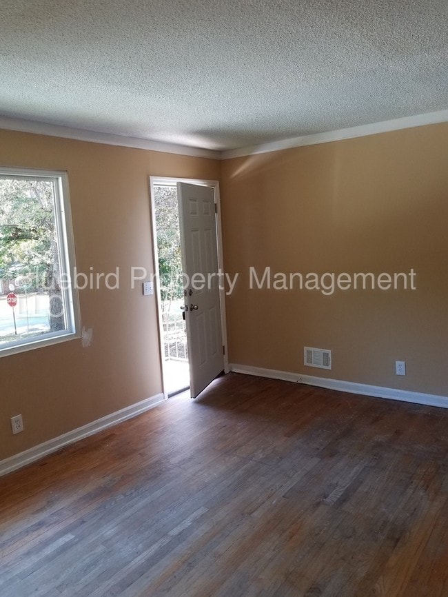 Building Photo - 1001 Swan Ln