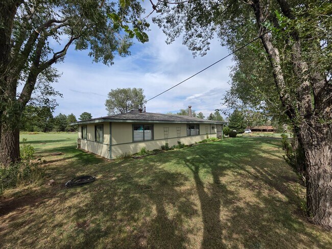 Foto del edificio - 5675 E Burris Ln