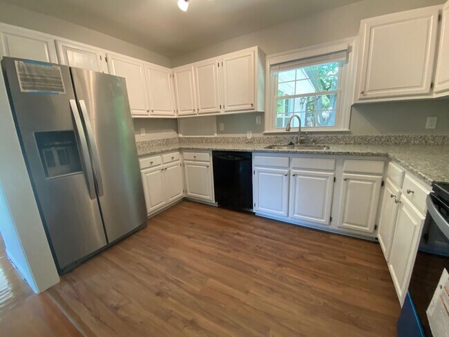 Building Photo - Stunning 3 Bedroom Home Close to Pisgah Ch...