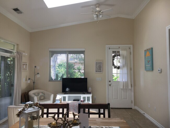 Foto del edificio - 12743 Larchmont St