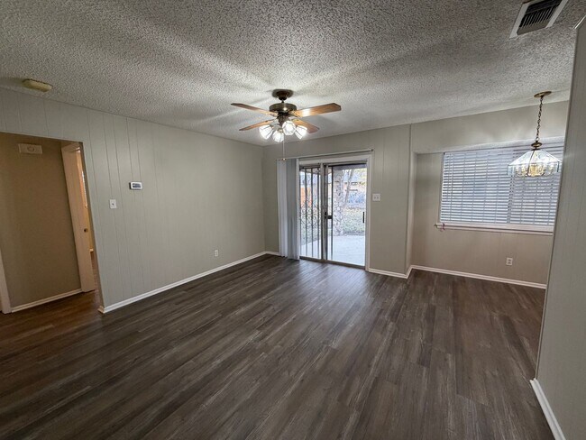 Foto del edificio - Lovely Single Story 3 Bedroom 2 Bath w/ easy access to Lackland AFB, Sea World, & Shopping