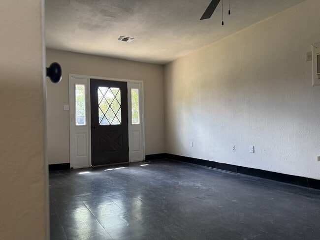 Building Photo - 2303 Debra Cir