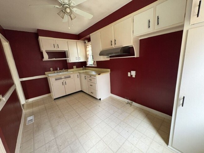Foto del edificio - Charming 2-Bedroom Brick Home with Central Air, Garage & Spacious Backyard