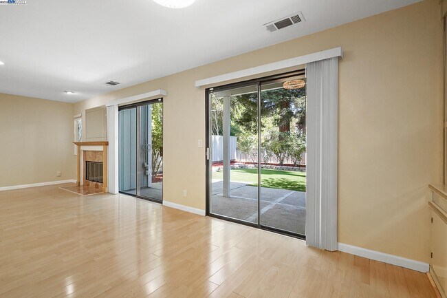 Foto del edificio - 5227 Riverdale Ct