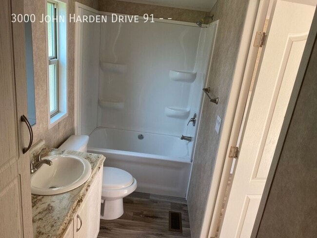 Foto del edificio - 3000 John Harden Dr