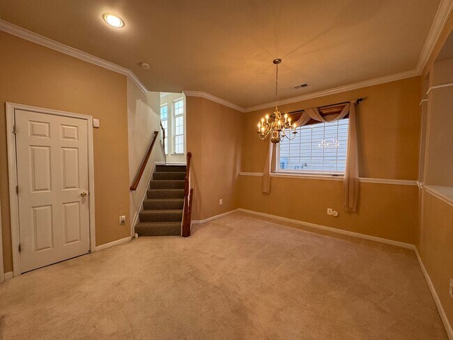 Building Photo - Stunning 4 Bed 3.5 Bath Brick Townhome In ...