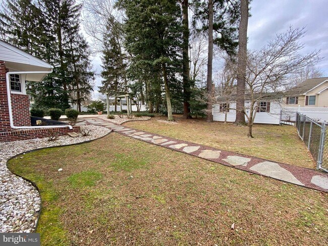 Building Photo - 515 Lakeview Ave