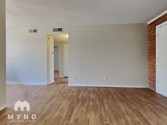 Building Photo - 910 S Dorsey Ln