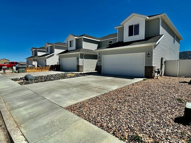 Foto del edificio - Adorable 3-Bedroom Townhome with 2-Car Garage in Cedar City
