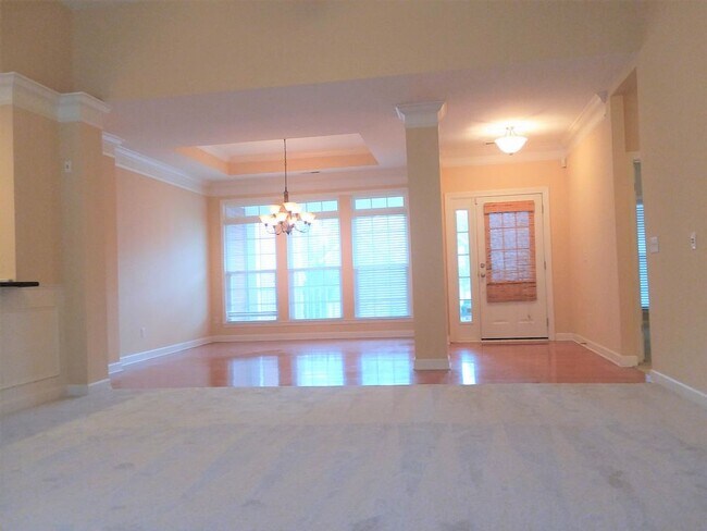 Building Photo - 6921 Sunnywood Dr