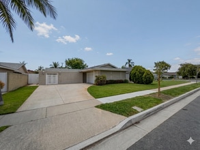 Building Photo - 6621 Lennox Dr