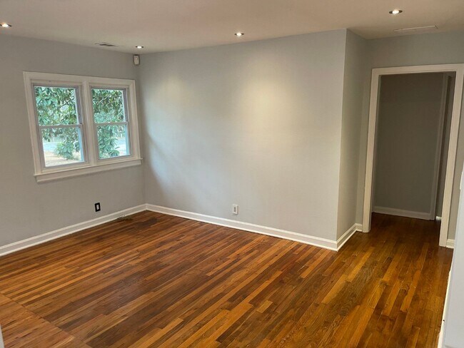 Foto del edificio - Adorable 3BR / 2BA Brick ranch situated on...