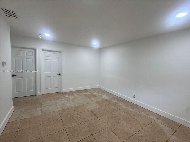 Foto del edificio - 221 NE 40th St