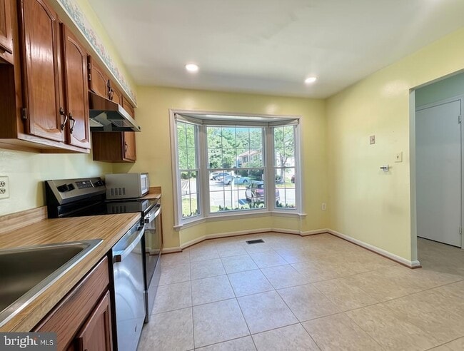 Building Photo - 5406 New London Park Dr