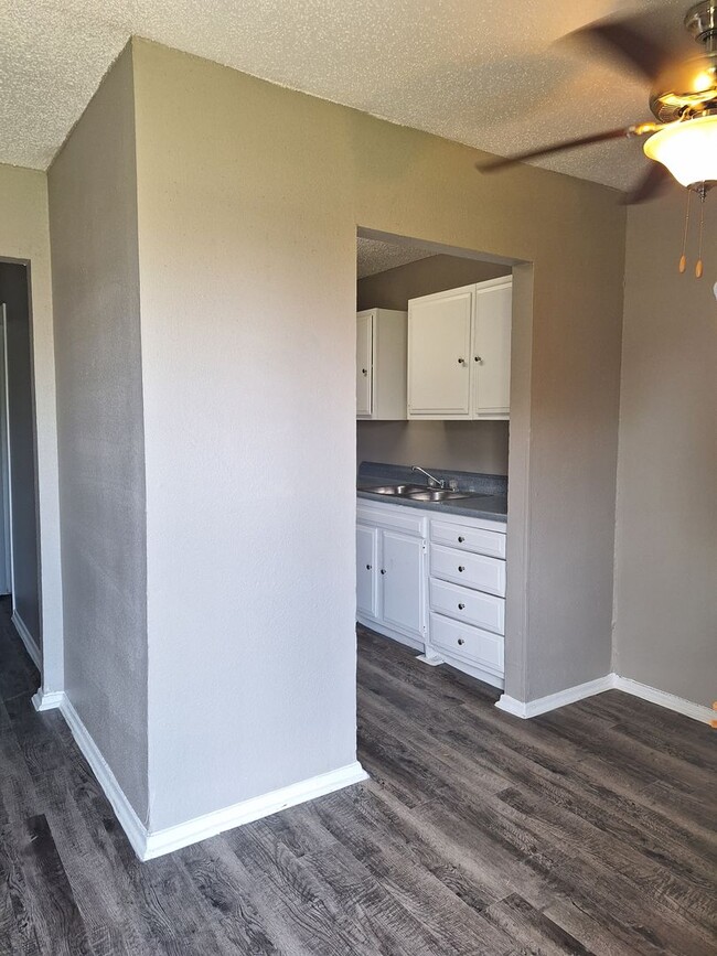 Building Photo - Brookview Duplex 6809