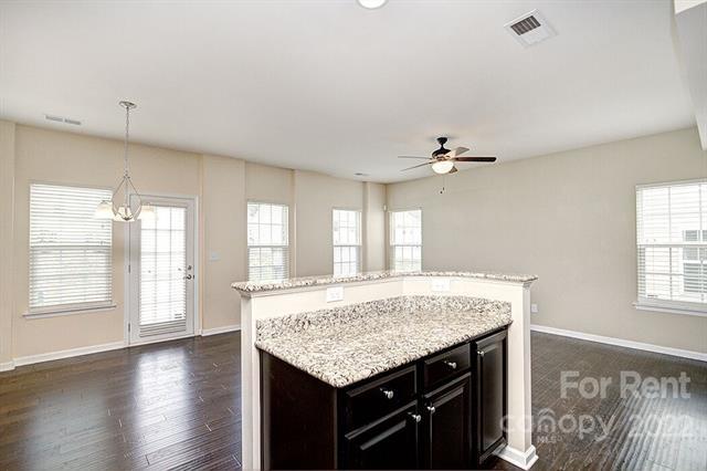 Foto del edificio - 2704 Silverthorn Dr