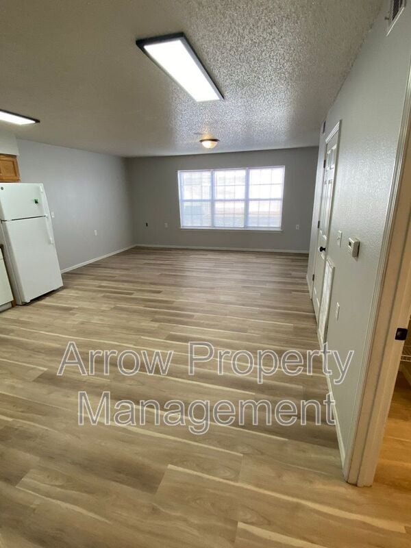 Building Photo - 1013 W 14-10