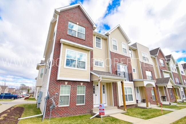 Foto del edificio - Beautiful 3 Bedroom Townhome in West Des M...