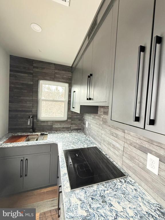 Foto del edificio - 295 E Main St