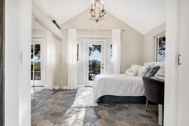 Foto del edificio - 314 Upper Lake Rd