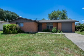 Building Photo - 410 Maple Dr