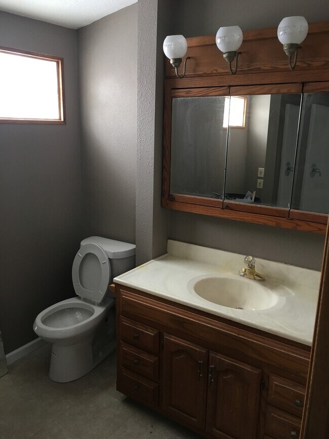 Foto del edificio - 5 Bedroom, 2.5 bath house with detached large garage.