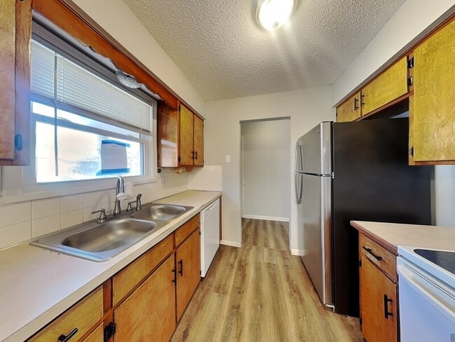 Building Photo - 2512 NW Kingsridge Dr