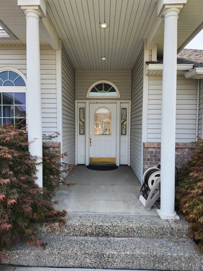 Building Photo - New Listing in a Beautiful Location in a Golf Community