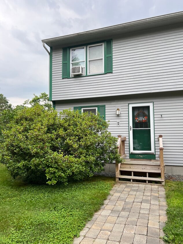 10 Chester Ln Unit 4, Enfield, NH 03748 Condo for Rent in Enfield, NH