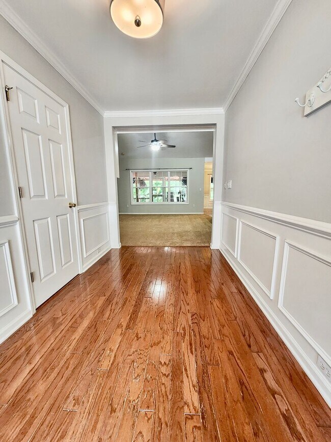 Building Photo - Spacious 3 bedroom with an outside oasis -...