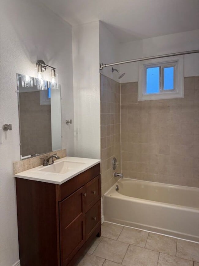 Building Photo - Quiet neighborhood!!