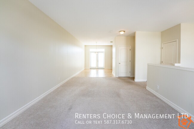 Building Photo - Pet Friendly, 3 Bedroom Townhouse With  As...