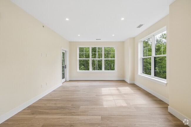 1BR, 1BA - 937SF - Living Room - East Road Apartments