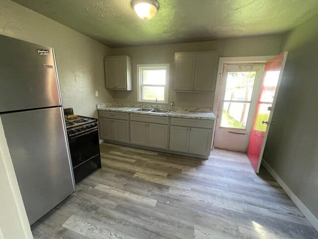 Building Photo - Adorable Home For Rent