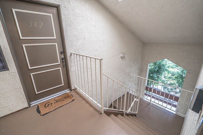 Foto del edificio - COMING SOON! 3 Bedroom Townhome for Rent i...