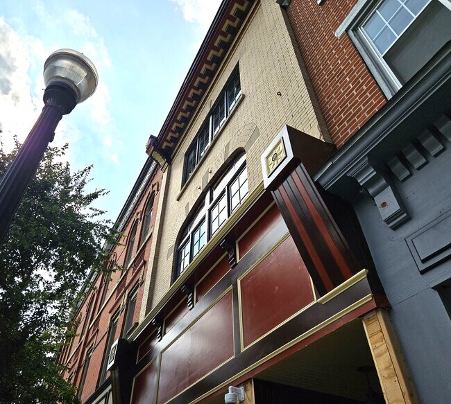 Foto del edificio - 125 E 3rd St