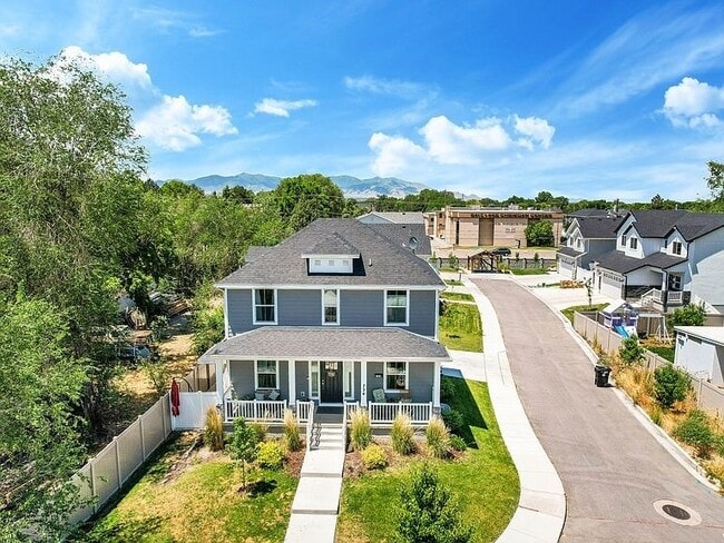 Building Photo - 724 E Cami Nicole Ln