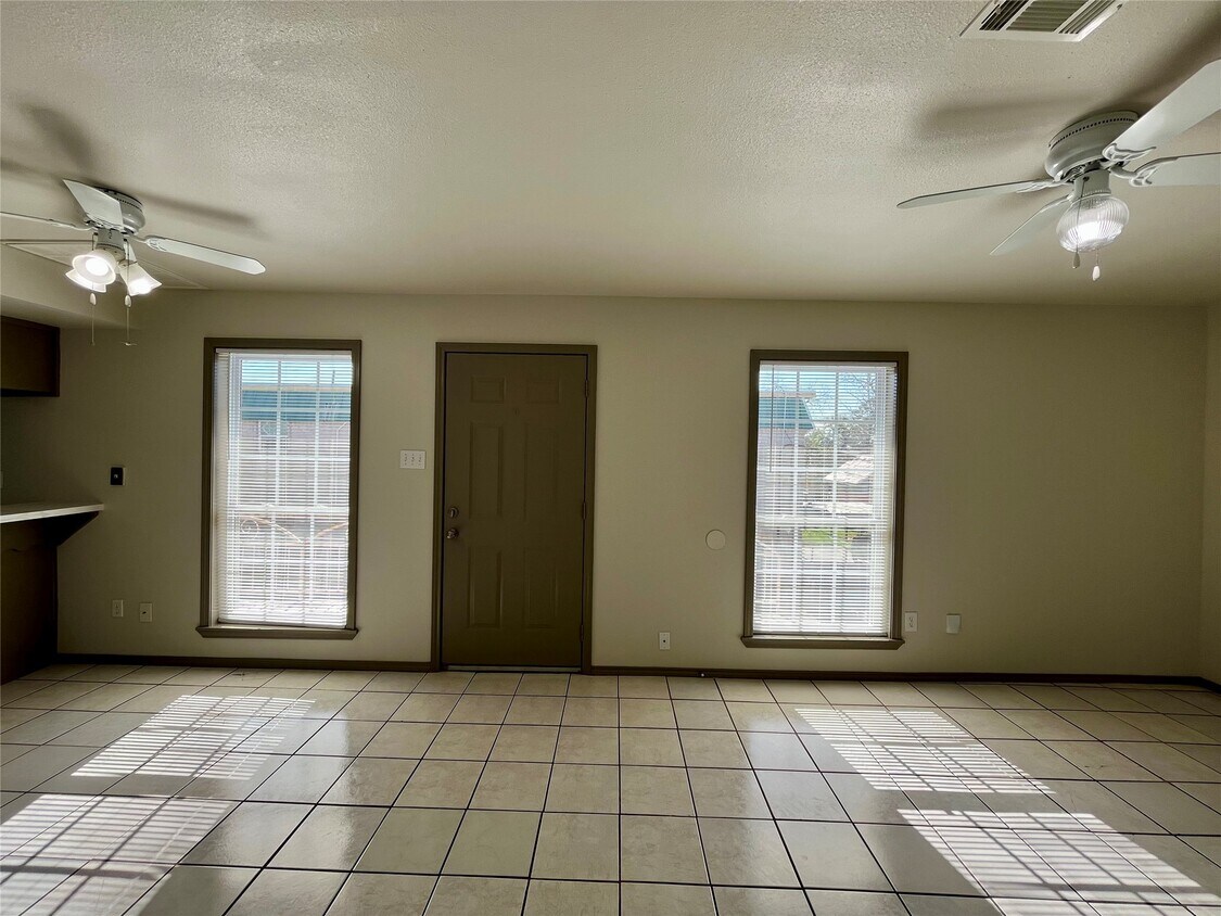 Building Photo - 1042 W Village Ct