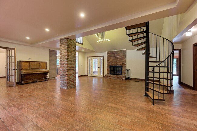 Building Photo - Stunning 3-Bed, 3-Bath Home in the Heart o...