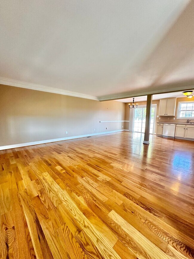 Building Photo - Single Family Home in Broadway