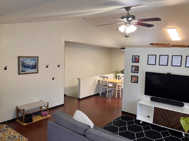 Foto del edificio - 2451 W 44th St